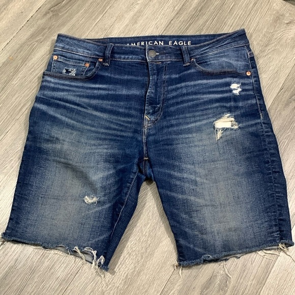 American Eagle Airflex+ Distressed Medium Wash Denim Shorts size 33 - Picture 1 of 9